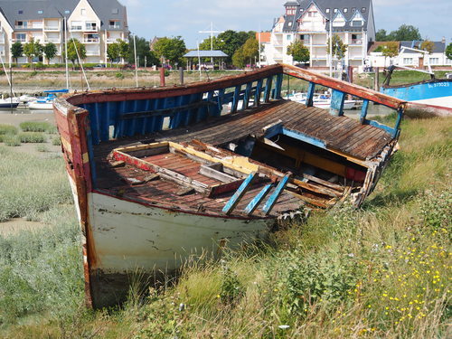 Övergiven gammal båt