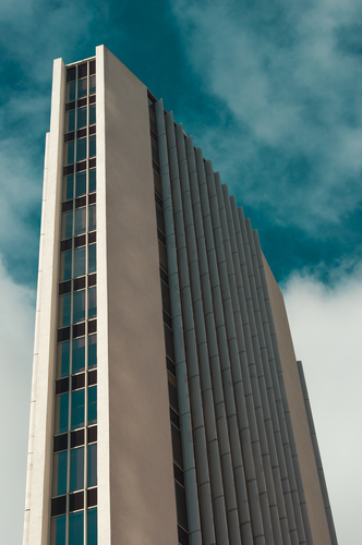 Edifício alto magro