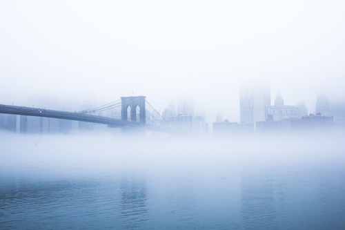 Ponte di Brooklyn con nebbia