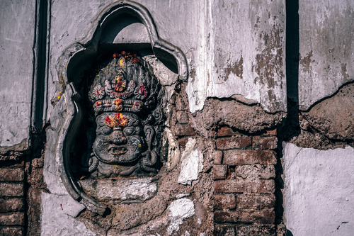 Deus budista esculpido na parede