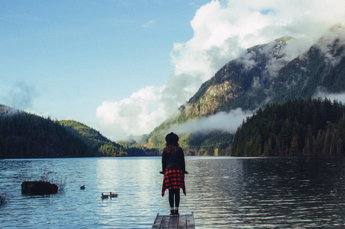 Dívka na břehu jezera