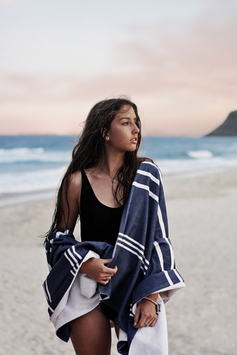 Dívka v plážové oblečení