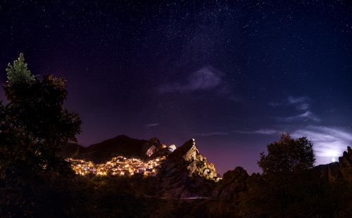Noční pohled na Castelmezzano, Itálie