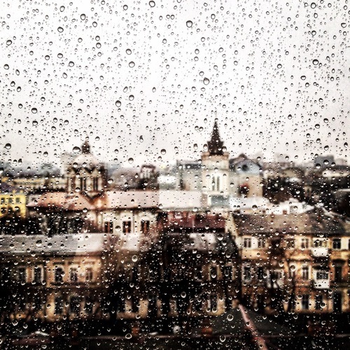 Uitzicht vanuit het regenachtige venster