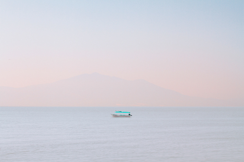 Osamocený člun na moři