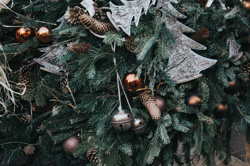 Adornos navideños en el árbol