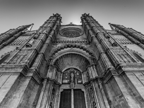 Fachada de la Iglesia en blanco y negro