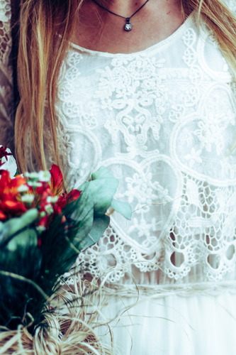 Close-up de uma noiva com um ramalhete