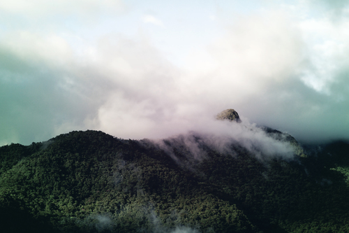 Nubes en una colina