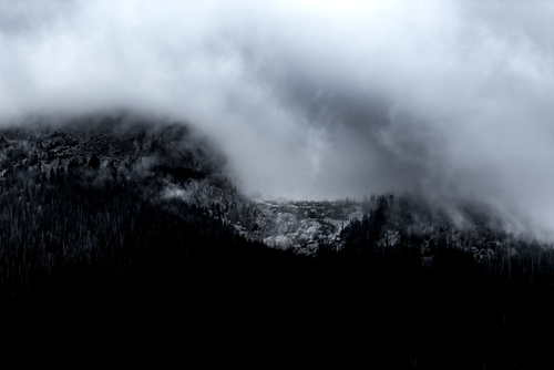 Moln över grå bergen