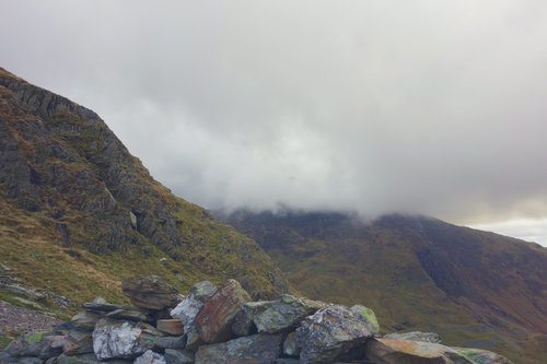 Moln över gröna bergen i Skottland