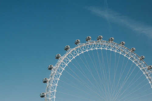 London Eye onder de blauwe hemel