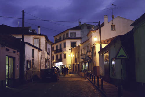 Pequena rua à noite