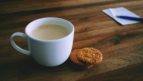 Kahve bardağı ve bisküvi