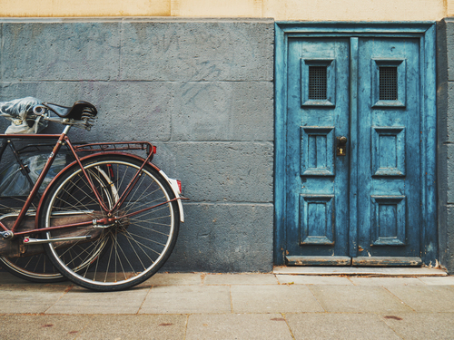 Bicicleta junto a la puerta azul