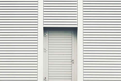 Bílé dveře a stíny oken