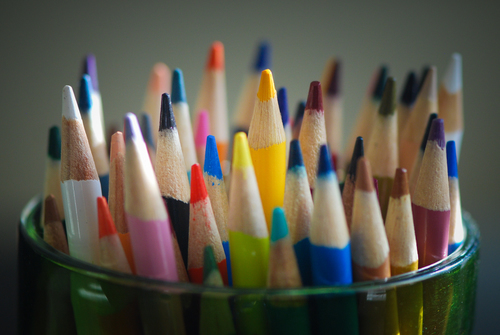 Hög med färgade blyertspennor