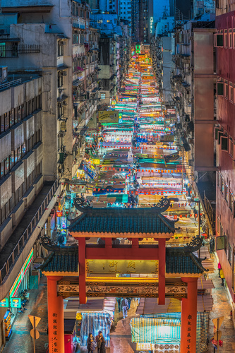 Mercado de rua asiático colorido