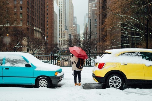 Barevné automobily ve sněhu
