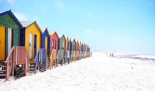 Coloridas cabañas de playa en la playa