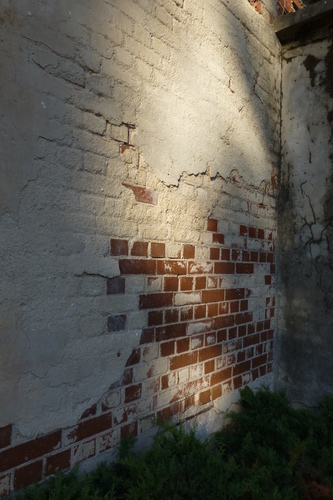 Oude shabby bakstenen muur
