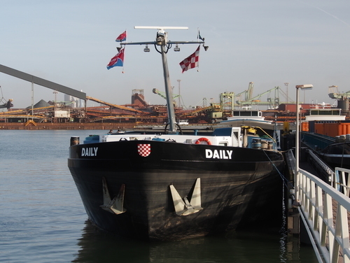 Het schip in de haven van Rotterdam