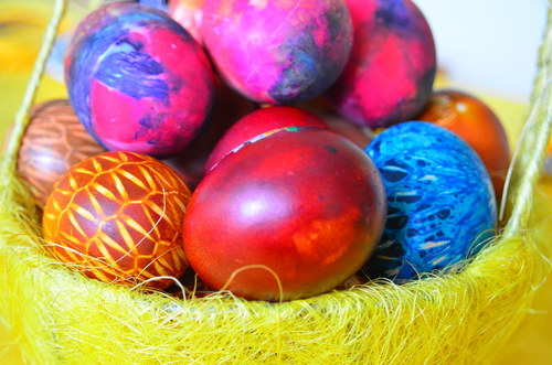 Velikonoční vajíčka v košíku