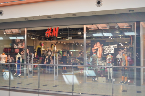 H & M storefront
