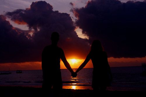 Couple au coucher du soleil
