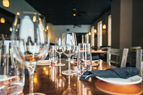 Serveras bord i en restaurang
