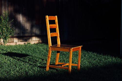 Dřevěná židle ve dvoře