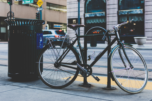 Велосипедов на стоянке рядом с тротуара.