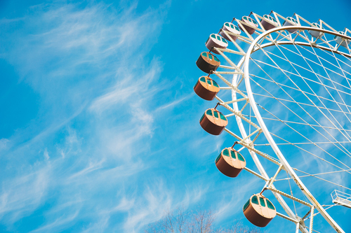 Pariserhjul mot blå himmel