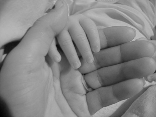 Mãos de uma mãe e um bebê