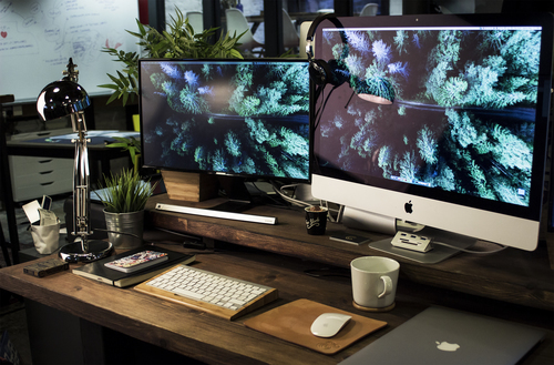 Twee monitoren op een bureau