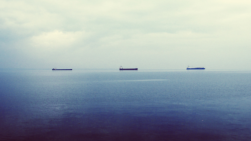 Trois pétroliers dans le lointain