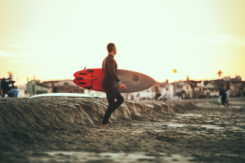 Surfer redovisade surfbräda