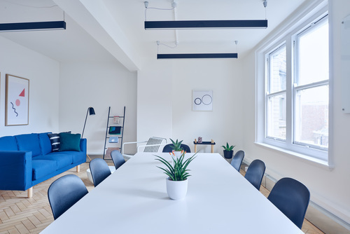 Mesa de reunião com cadeiras azuis
