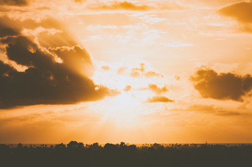 Zonnestralen tussen de wolken