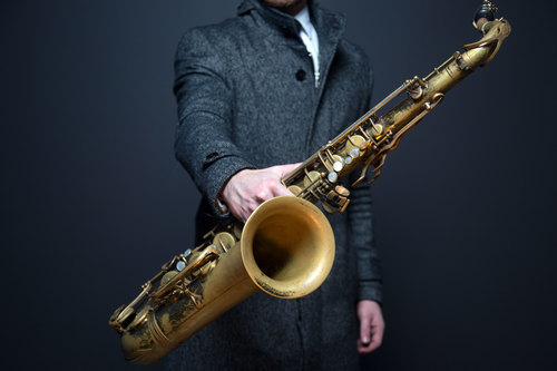 Man bedrijf saxofoon