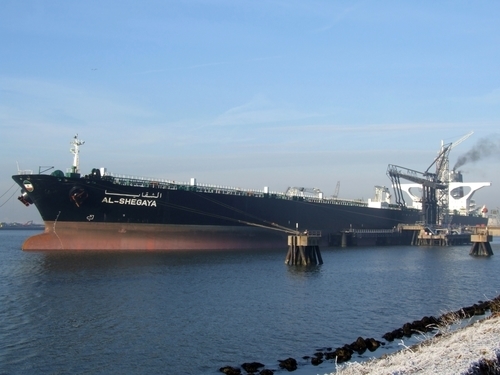 Råolja tankfartyg dockad på port