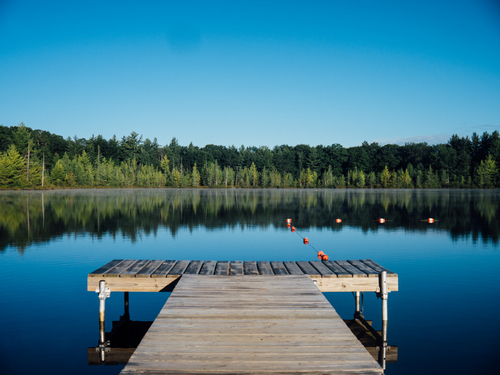 Muelle de madera en un lago