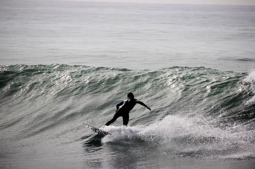 Surfa på vågorna