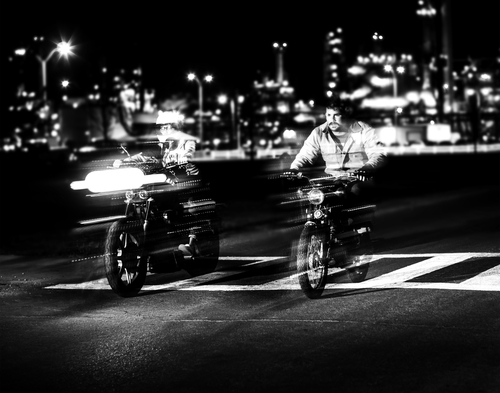 Doi motociclisti pe strada
