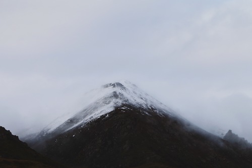 Pico de montanha em um dia nublado.
