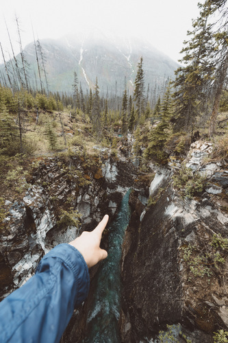 Hand pekar på en flod