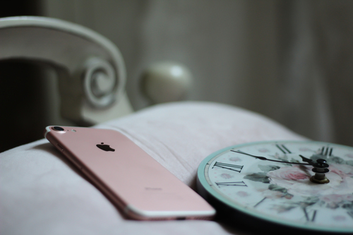 Apple iPhone con reloj antiguo