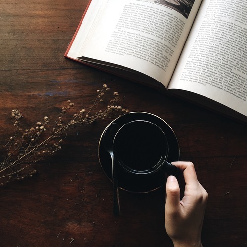 Boek en koffie