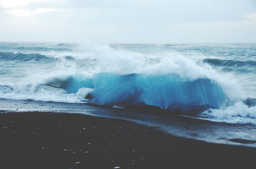 Grande onda sulla spiaggia