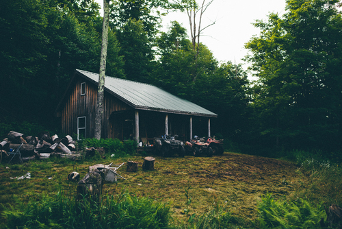 Maison en bois dans la forêt